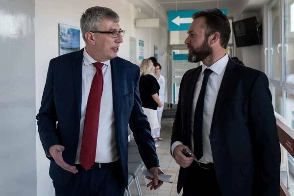 Ředitel Fakultní nemocnice Ostrava MUDr. Jiří Havrlant (zleva) na snímku z otevření centra pro diagnostiku a léčbu demyelinizačních onemocnění ve FNO, 18. února 2019.
