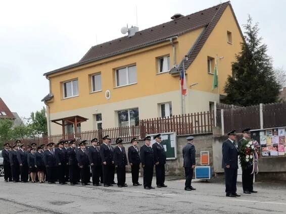 Pietní akt - položení věnce k pomníku E. Diviše - Oficiální stránky obce Osek