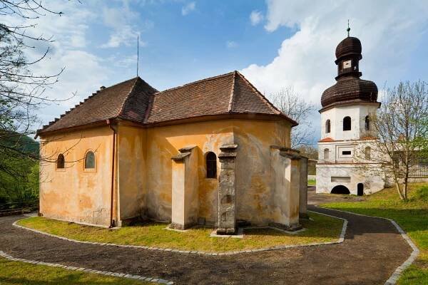 Kostel v Debři je po staletí bez věže, přesto mu nová střecha sluší - Materiály pro stavbu