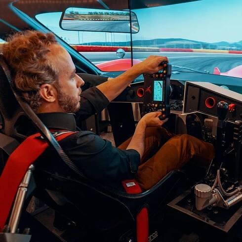 Profesionální simulátor závodních automobilů - Zážitky.cz