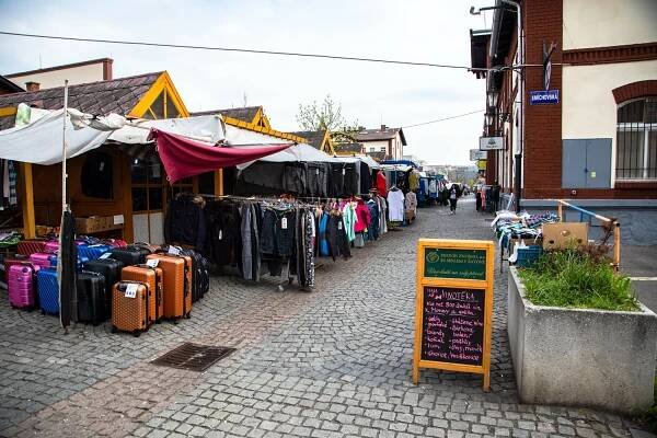Holešovická tržnice: Kulturní památka stále v obležení vietnamských stánkařů