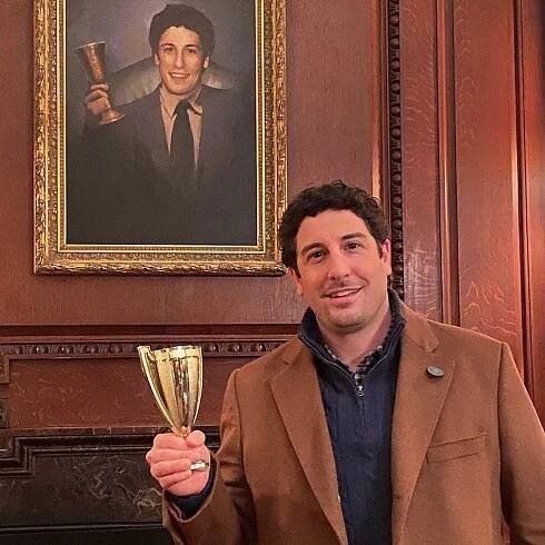 Jason Biggs poses for a photo.