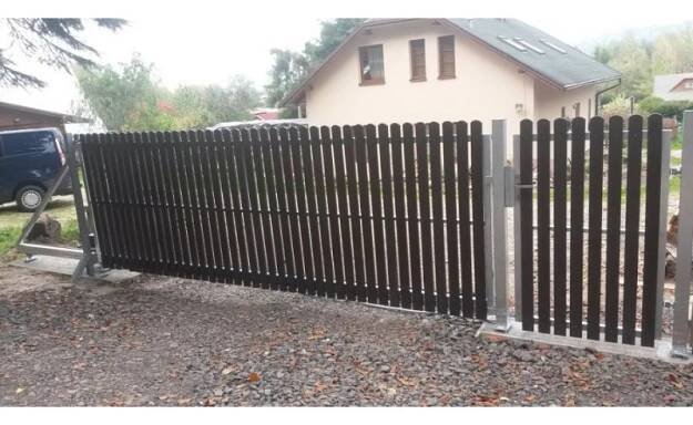 Posuvná brána plastové plotovky
