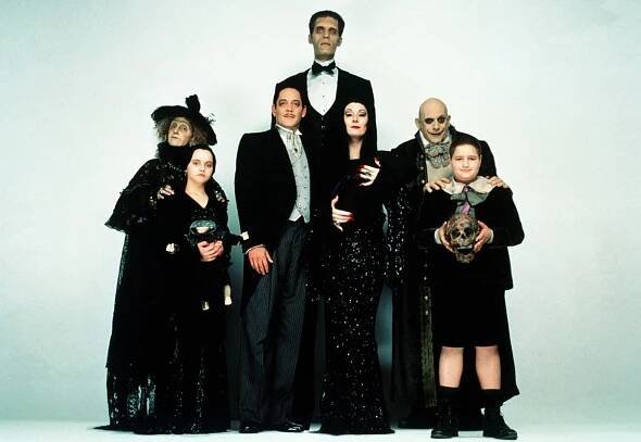 Seznamte se s novou rodinou Addamsových! Takhle vypadá Catherine Zeta-Jones jako Morticia a další