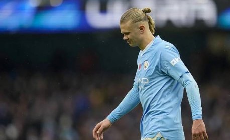 Nórsky futbalista Erling Haaland (23) nedohral pre zranenie členka sobotňajší zápas 11. kola Premier League, v ktorom jeho Manchester ...