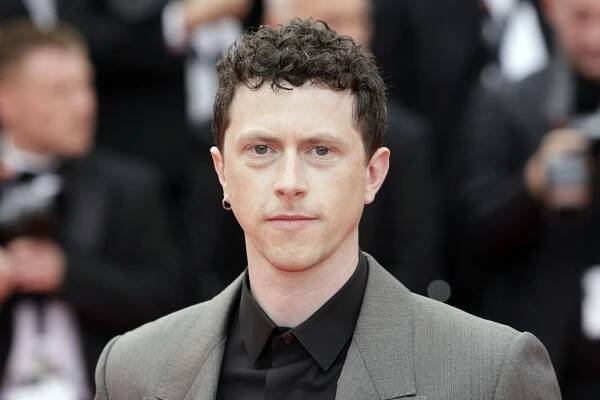 Finnegan Oldfield sur le tapis rouge pour la projection de "Highest 2 Lowest" lors du 78ème Festival de Cannes le 19 mai 2025