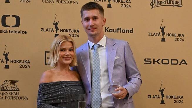 Láska hokejové hvězdy Nečase? Blondýnka z dívčí kapely a influencerka Nykki. Neči ji sbalil na sítích