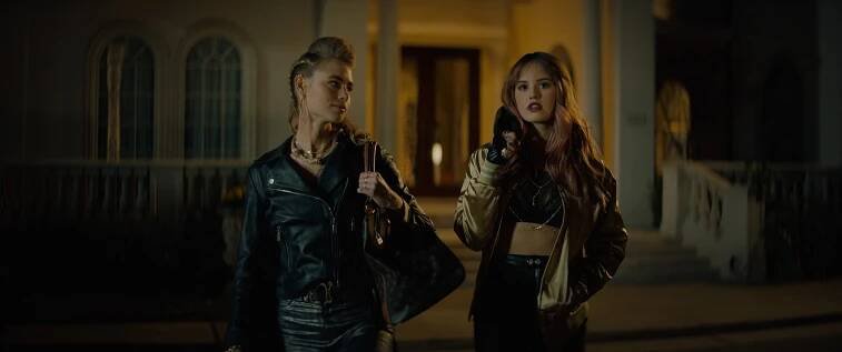 Lucy Fry, Debby Ryan - Noční zuby - Z filmu