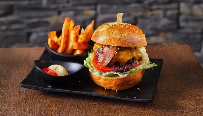 Burger se sýrem
Hovězí chuck roll 200g, BBQ omáčka, rajče, okurka, listy salátů, cibule, dvojítá porce cheddaru, hranolky, naše sezamová houska
