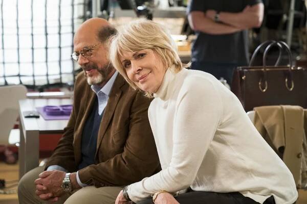Rodinka na kousky - Parents Ancestry Coupon Chaperone - Z natáčení - Joanna Cassidy