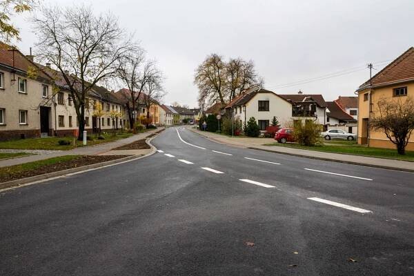 Průtah Radslavicemi otevřel, s novým asfaltem i chodníky