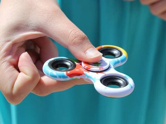 Ruzyňští celníci zadrželi padělky za 41 milionů, mezi nimi i fidget spinnery