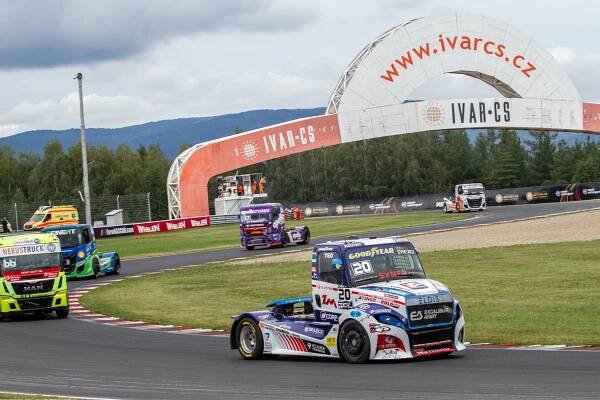 Obří stroje, nehody a hlavně pořádná podívaná. Most zažil závody tahačů, formulí i NASCAR