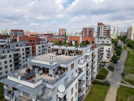 Byt s jedinečnými výhledy z obrovské terasy „Rezidence Park Hostivař“ z projektu od Central Group z roku 2007