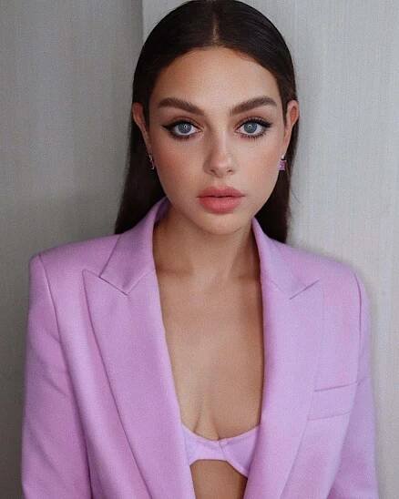 Odeya Rush Dalam Jubah Preppy Ungu Wallpaper