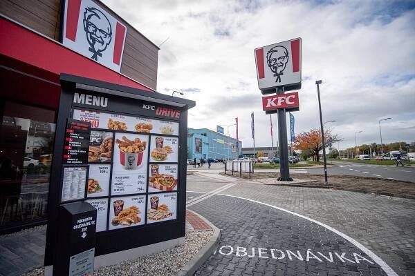 KFC na Dubině je otevřeno. Prvních 100 zákazníků v Ostravě mělo kyblík zdarma