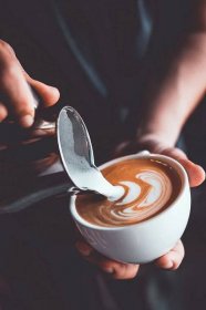 vintage tón některých lidí nalévá mléko na výrobu latte art kávy v kavárně nebo kavárně - barista - stock snímky, obrázky a fotky