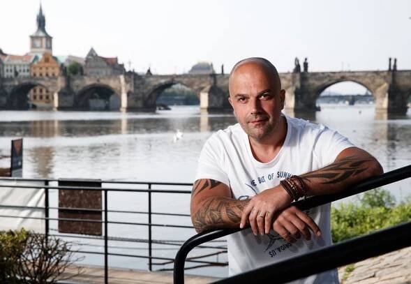 Skladatel Tomáš Kympl (46) je pražský rodák, nejraději má ale venkov, který střídá s rušným Londýnem. Také tam během pandemie připravoval svou letošní novinku.