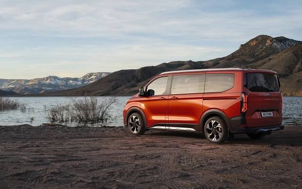 Ford představuje nový elektrický model E-Tourneo Custom - Flotila