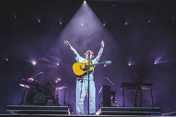Recenze: Rádiové hity a přisprostlé vtipy. Lewis Capaldi byl v O2 areně perfektní
