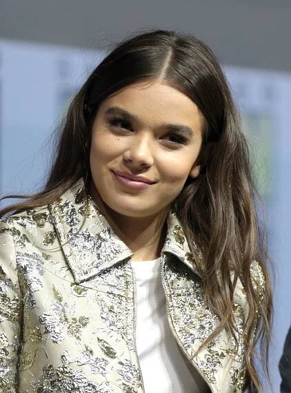 Soubor:Hailee Steinfeld (28787553517) (cropped).jpg – Wikipedie