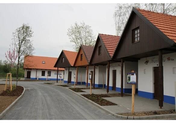 Součástí Slováckého dvora jsou (nejen) unikátní vinné búdy a rybářské bašty