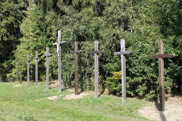 Devět křížů dodnes označuje místo události