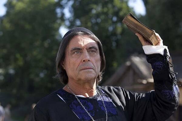 Pilíře Země - Z filmu - Ian McShane