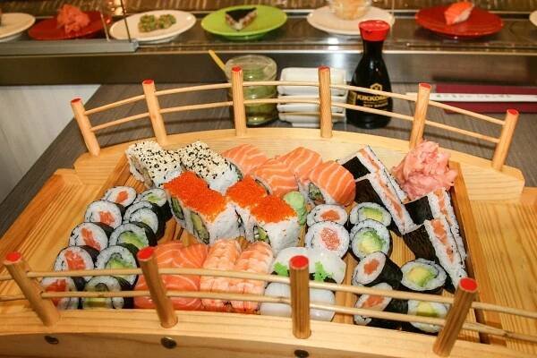Running sushi pro dva v podniku Ginza na Floře