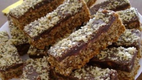 Recept pro všechny milovníky ořechových dezertů: Ochutnejte tyto skvělé kostky!