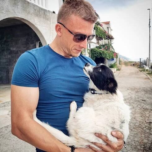 Násilník z Ordinace má nového pejska: Zachránil ho přímo ze silnice!