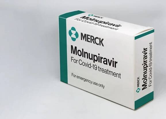 VELKÁ BRITÁNIE: První antivirová pilulka k léčbě Covidu schválená pro použití!