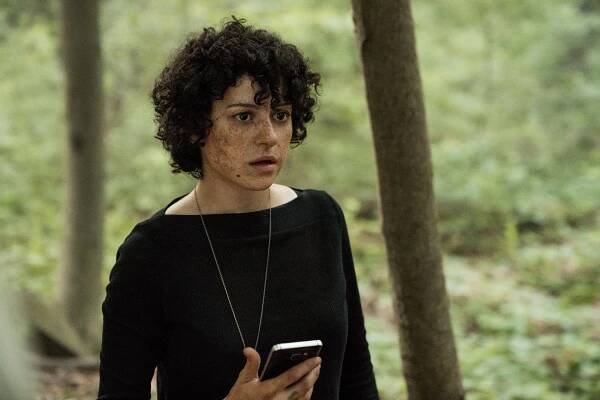 Search Party - Murder! (S02E01) (2017) | Galerie - Z epizody | ČSFD.cz
