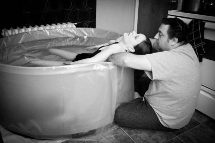 manžel utěšuje manželku během domácího porodu vody - porod do vody - stock snímky, obrázky a fotky