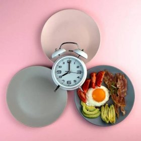 Nestálé pojetí půstu s prázdnými barvitým talířů. Čas na zhubnout, stravovací řízení nebo čas na dietní koncepci. — Stock obrázek