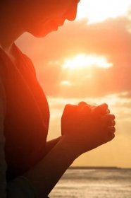 Žena se modlí zbožní s východem slunce — Stock fotografie