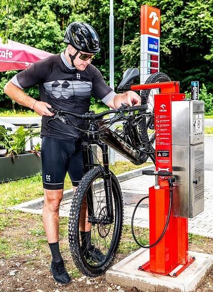 Nová služba pro cyklisty: servisní a dobíjecí stojany na čerpacích stanicích Orlen Benzina - Petrol.cz