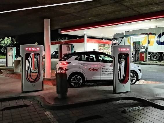 Nabíjecí stanice Tesla supercharger foto 2