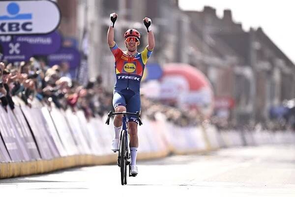 Gent-Wevelgem: Mads Pedersen takes long-range solo victory