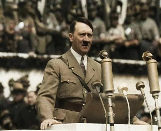 Adolf Hitler při jednom ze svých projevů v 30. letech 20. století
