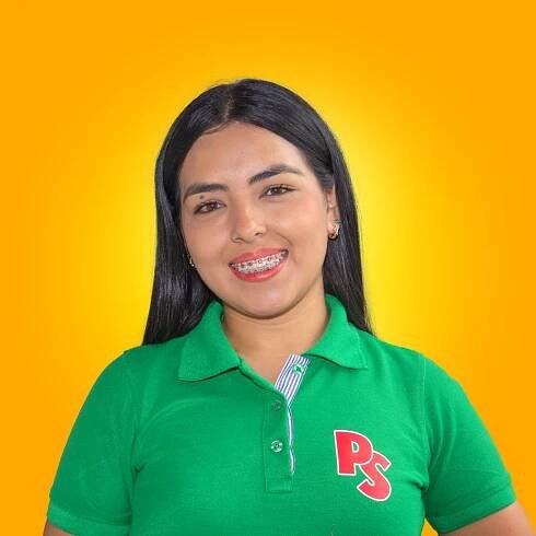 Una mujer que llevaba una camiseta polo verde con la letra ps