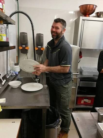 Bývalý kapitán Orlů pomáhá v restauraci: Myji talíře a pořád svíčková, svíčková