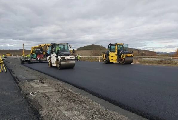 Na stavbě D7 u Chlumčan pokračujeme s pokládkou asfaltových směsí - Zhotovitelem stavby s předpokládanou cenou 1,7 mld. Kč je společnost Metrostav Infrastructure a.s., práce budou ukončené v srpnu 2024