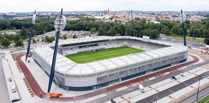 Nový fotbalový stadion v Hradci Králové má zelenou. O víkendu bude na prvním zápase vyprodáno