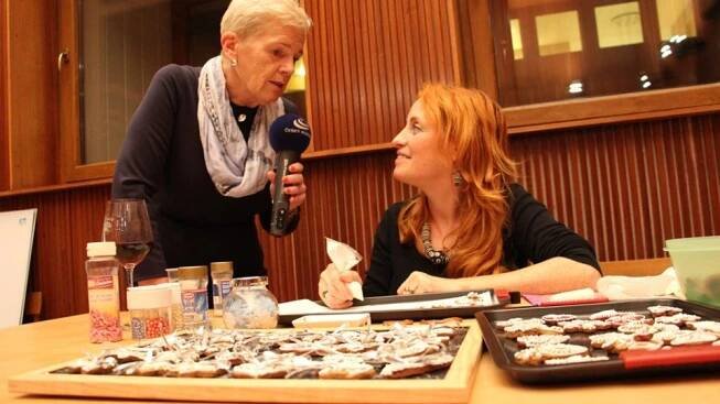 Setkání klubu Saxana v budějovickém rozhlase. Monika Brýdová zdobila perníčky