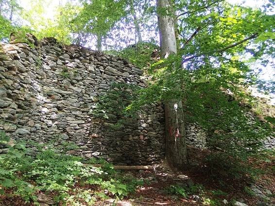 Zřícenina hradu Rabštejna, Oskava, část Bedřichov, okres Šumperk. Autor: Palickap, licence CC BY-SA 4.0. Zdroj: Wikimedia Commons