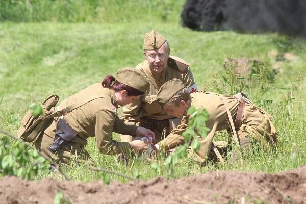 Rudá armáda přemohla fašisty. Po boji vojáci zapili mír