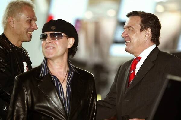 Altkanzler Gerhard Schröder: Hier mit Sänger Klaus Meine und Gitarrist Rudolf Schenker von den Scorpions 2004 in Hannover.