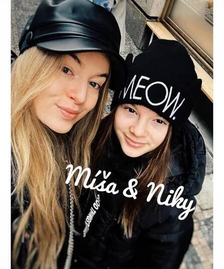 Michaela Pecháčková prý mladší sestře dává cenné rady do života.