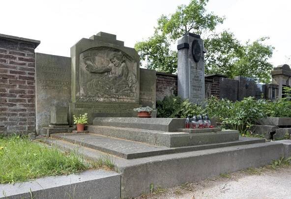 Náhrobek Bohumila Kubišty od Františka Bílka (současný stav), 2021. Foto: Jiří Zikmund. Zdroj: © kontrapunkt, z. ú.